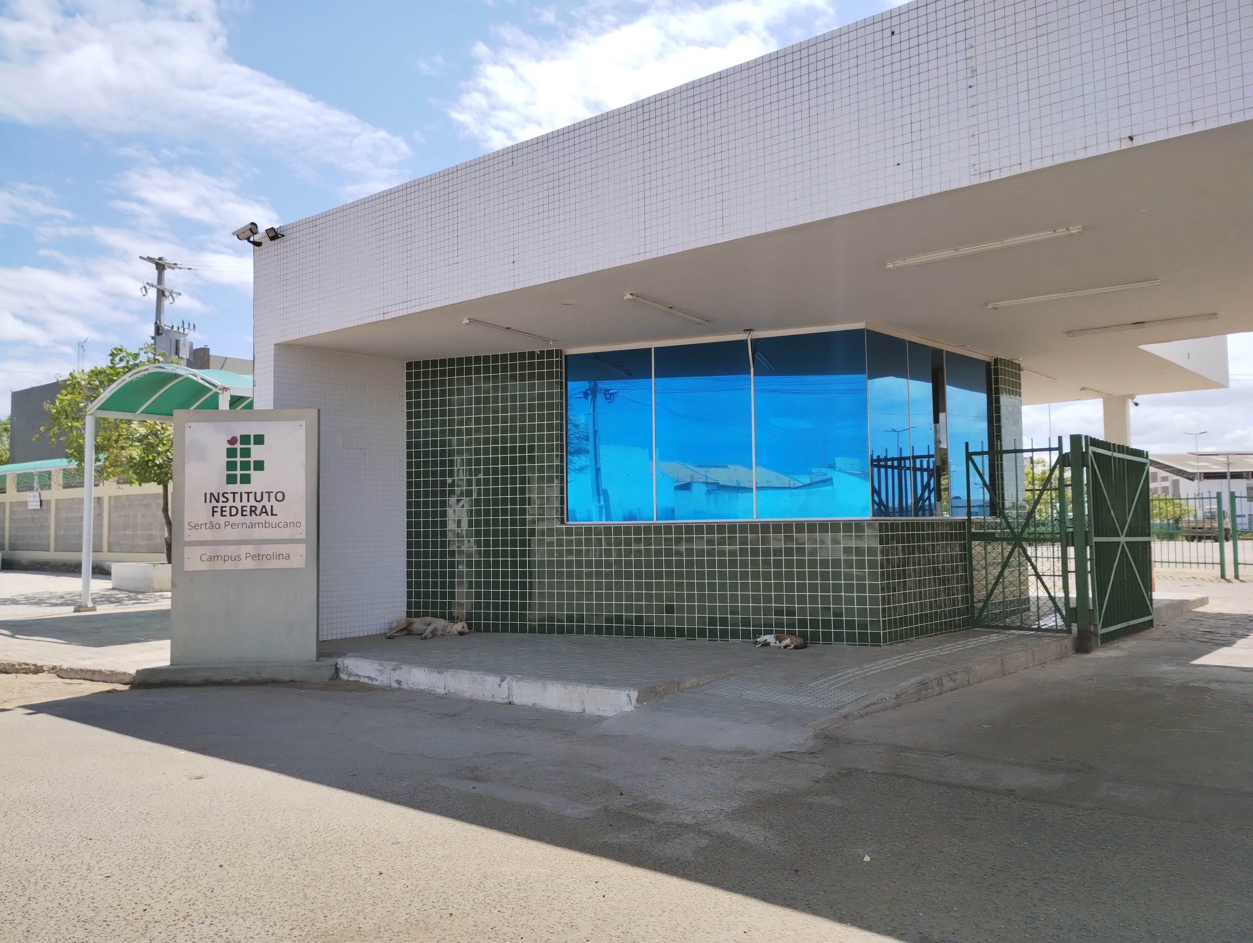 imagem da entrada do IFSertaoPE